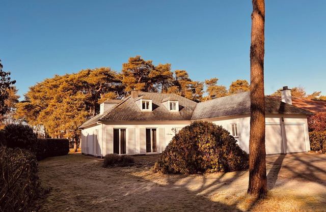 Luxury villa with jacuzzi. Perfectly located in wooded area, close to downtown!
