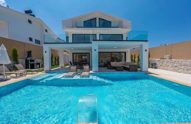 Luxury villa with private pool & garden overseeing stunning picturesque mountain