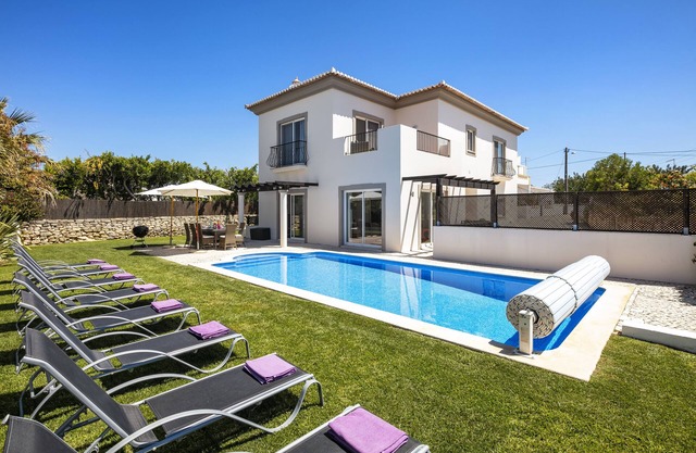 Luxury Villa with Private Pool, Games Room and Gym. 15 mins drive to the Beach!