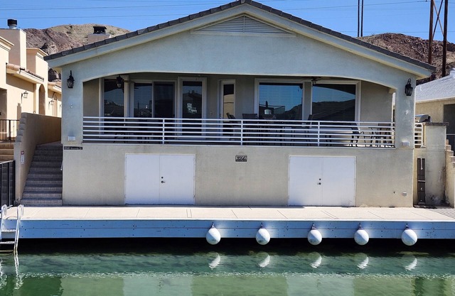 Luxury Waterfront House in the Moovalya Keys with Parking