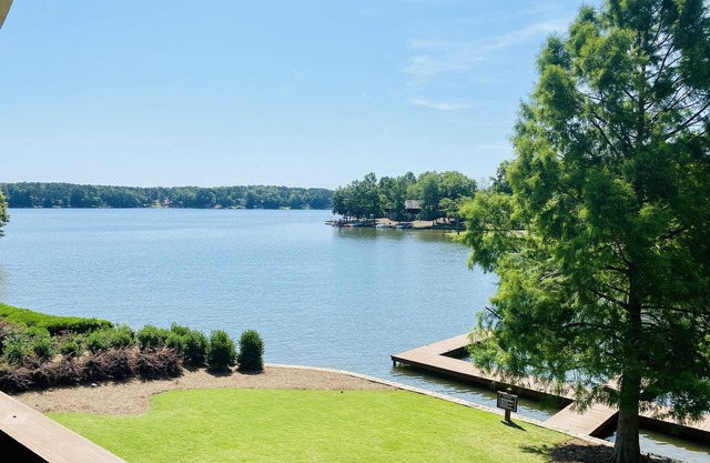 Luxury Waterfront Suite/Prime Location!