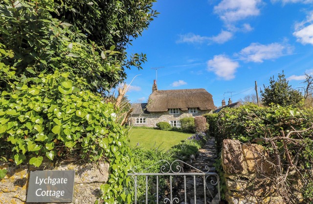 LYCHGATE COTTAGE, pet friendly, with a garden in Osmington