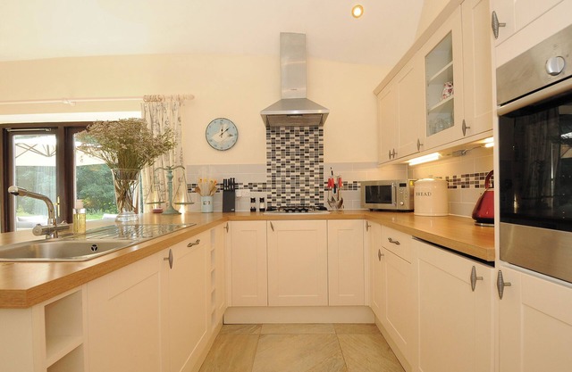 LYDGATE HOUSE COTTAGE, pet friendly, with open fire in Postbridge