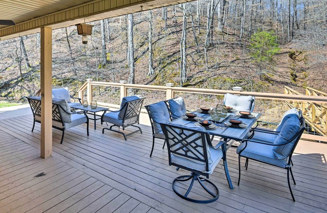 Lyles Peaceful Creekside Home: Hot Tub & Fire Pit