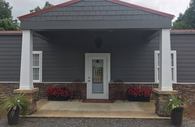 Lynchburg cottage across from Jack Daniels Barrel Houses, come smell the mash!