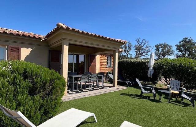 Mini villa in residence with swimming pool and janitor, beach on foot