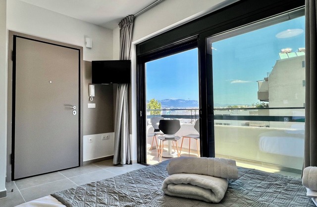 M&M Entire private building with jacuzzi/rooftop