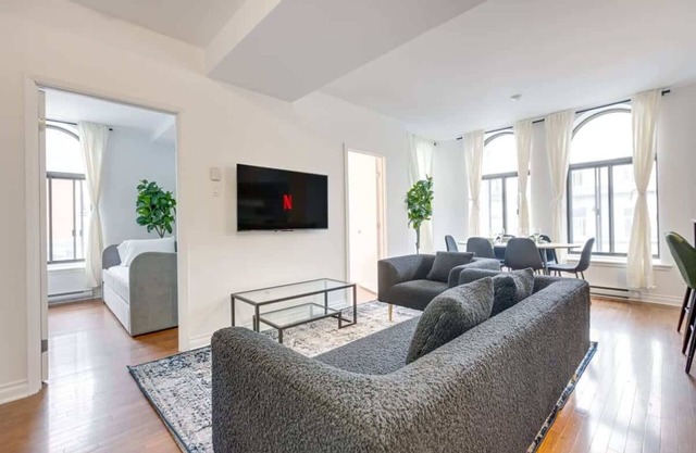 M11 | Boulevard Suites:Cozy 2-BR in DT Montreal 2E