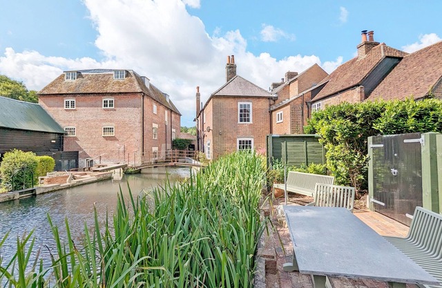 Mabel Cottage, Wickham - a cottage that sleeps 3 guests in 2 bedrooms