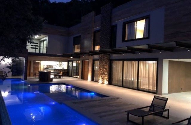 Macaws. Beautiful house! Stunning view!