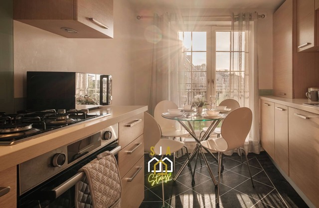 Mackie Residence - 3 Bed Apartment with Parking