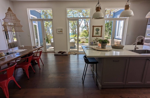 Macs Beach House - classic cottage 100m to beach