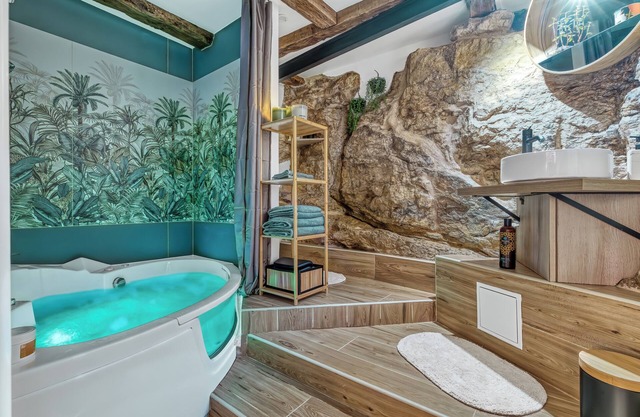 Mademoiselle LOVE ROOM Annecy. Old town studio apartment