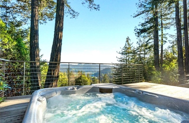 MagicMadrone-Astonishing Views!Stunner Home Top of Redwoods! HotTub/WiFi