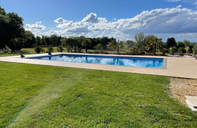 Magnifique Maison en Pierre Avec Grande Piscine Chauffée