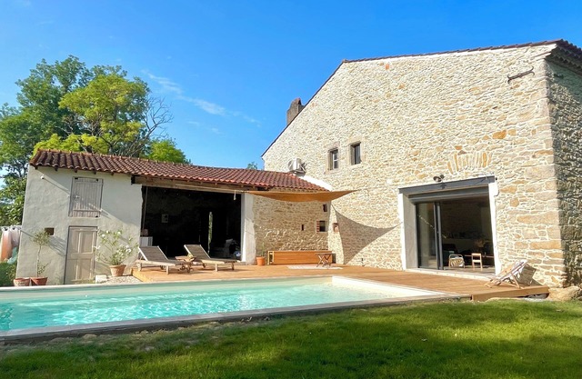 Magnificent 18th century farmhouse, perfectly quiet, in the middle of fields.
