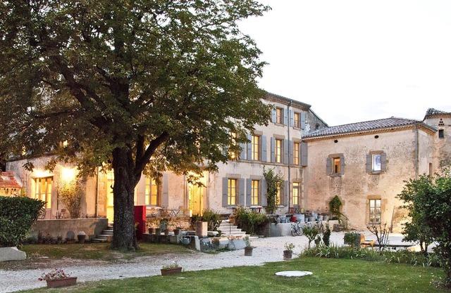 Magnificent 19th century building with swimming pool