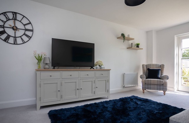 Magnificent 4-bed home with stunning views weekly/monthly discounts available
