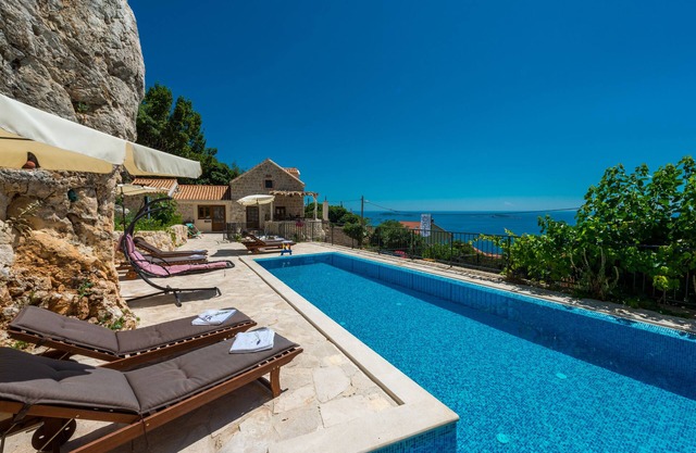 Magnificent 4 bedroom Villa with Private heated Pool and Sea view