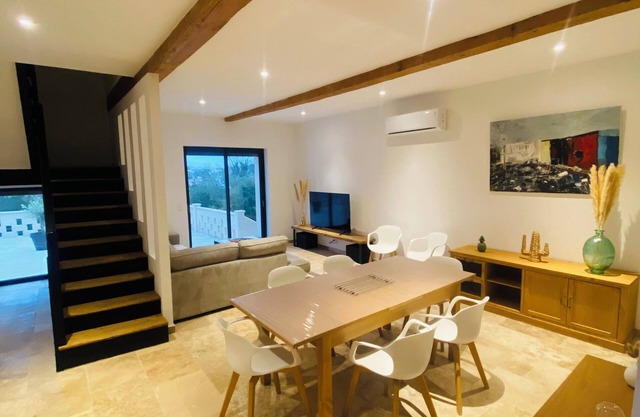 Magnificent 9-person house close to town center.