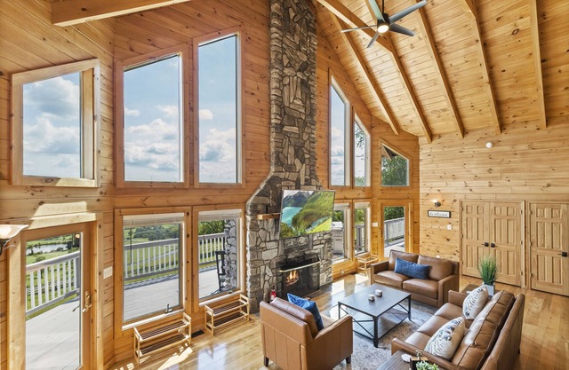 Magnificent Bluemont Lodge with 5 Bedrooms 3 Baths