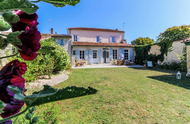 MAGNIFICENT, CHARMING CHARENTAIS HOUSE