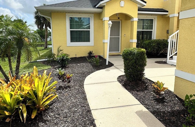 Magnificent Condo overlooking the Canal, near the golf courses.
