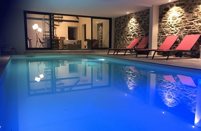 Magnificent farmhouse, heated indoor pool, Jacuzzi