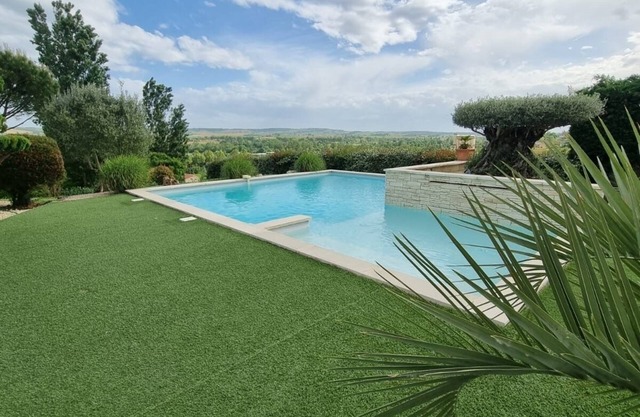 Magnificent house 240 m2 with swimming pool facing the lake