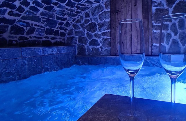 Magnificent farmhouse with hot tub in vaulted cellar