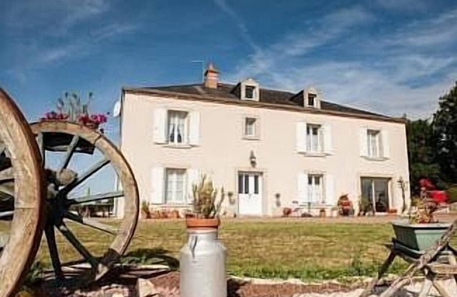 Magnificent House and Grounds, Heated Salt Water Pool, Family Friendly, WIFI