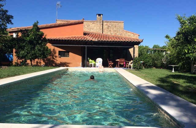 Magnificent house for 5 people with orchard and swimming pool, live rural Spain, wifi