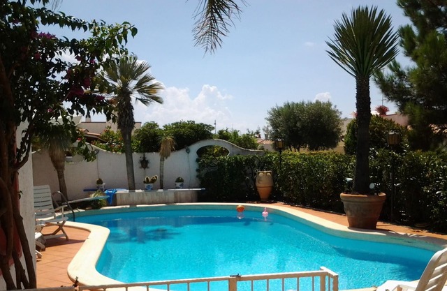 Magnificent villa with swimming pool in beachfront residence