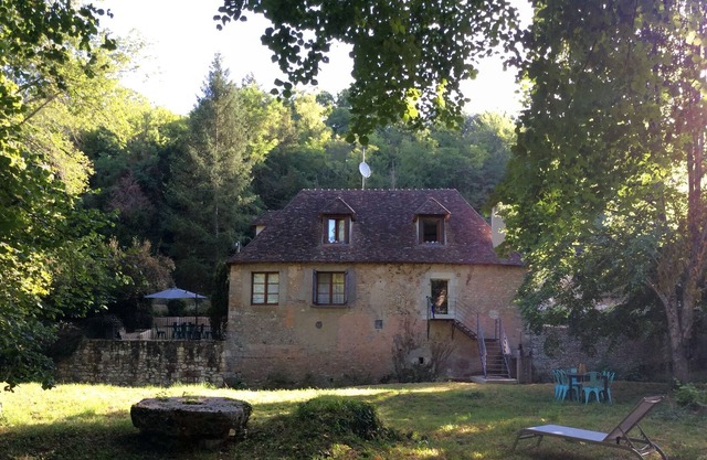 Magnificent mill, quiet, with its private island on the banks of the Anglin.