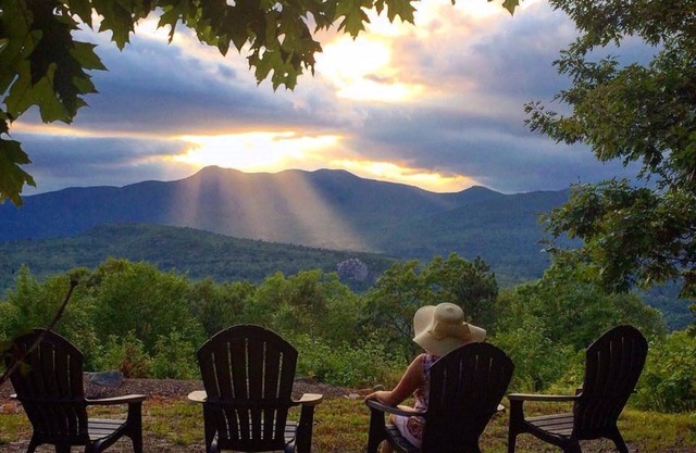 Magnificent panoramic view of the mountain range! Best sunsets, sleeps 11!