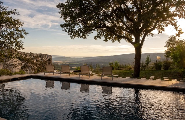 Magnificent renovated mas, comfort and exceptional views in the heart of the Luberon