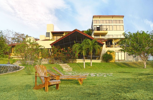 MAGNIFICENT RESORT TYPE HACIENDA, A FEW MINUTES FROM THE BEACH!