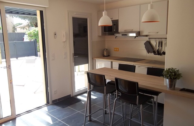 MAGNIFICENT STUDIO Presqu'île de Giens, with Terrace (17m2), 50m from the sea