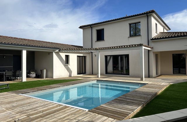 Magnificent villa, Swimming pool, 4 bedrooms, 2 bathrooms, not overlooked, Marais Poitevin