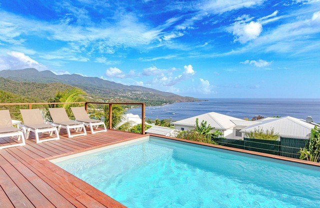 Magnificent villa with sea view and salt pool