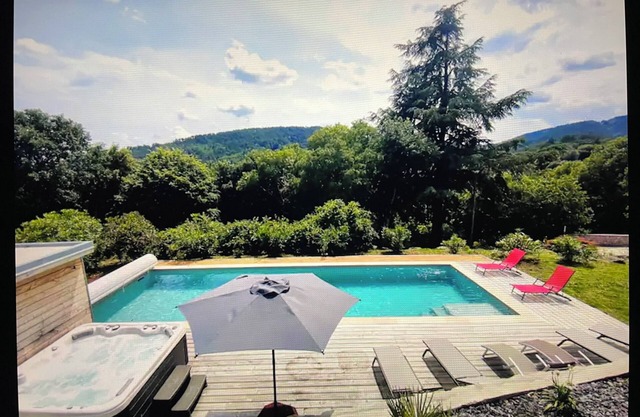 Magnificent villa with outbuilding and unusual accommodation in the trees. Sleeps 10