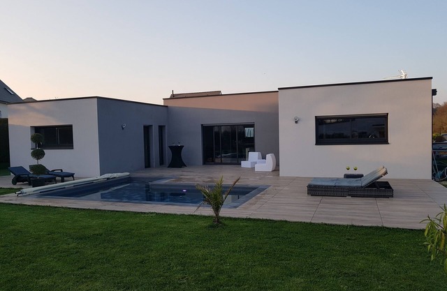 Magnificent villa with heated pool, 15' from beaches, 5' from vannes