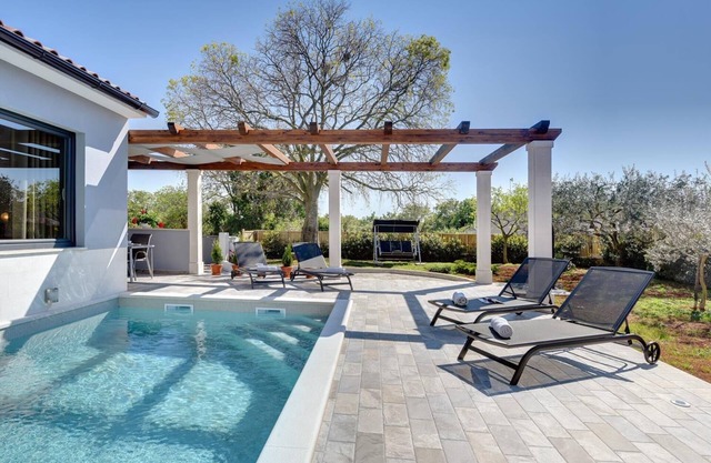 Magnificent villa with private pool, sunbeds and barbecue