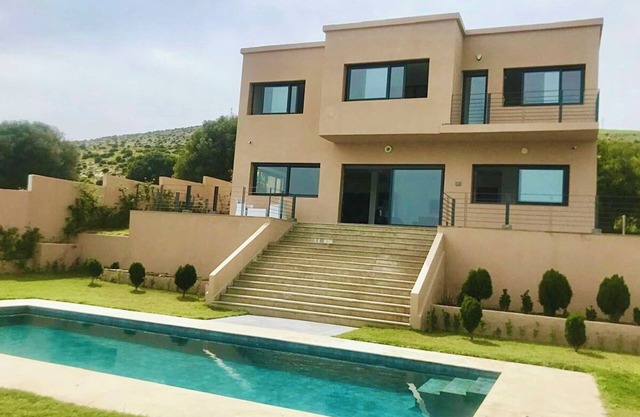 Magnificent villa with pool and sea view