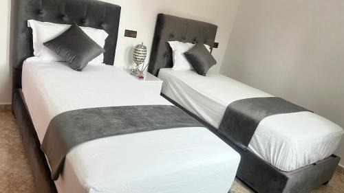 Magnifique maison famiiale moderne spacieuse de 150 m Avec de 3 chambres ,confortables et d un grand salon et terrasse, Idealement situee a 9 min du centre-ville elle se trouve à proximite de la route principale menant a l aeroport Berkane et Saidia