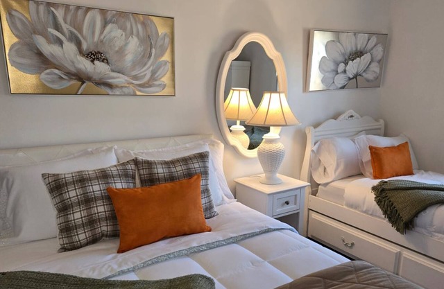 MAGNOLIA Charming 2-bedroom farmhouse in lovely Summerfield, NC with AC, WiFi.