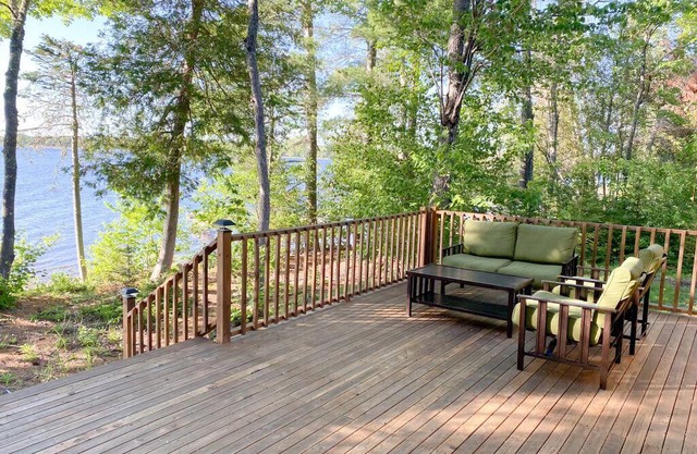 Magnolia Lane Lakefront Cottage