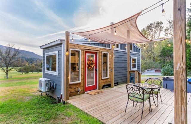 Magnolia Tiny Home - Hot Tub and Mountain Views