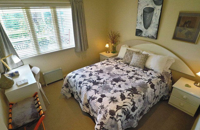 Magpie Cottage - Homestay, B&B. Attractive period cottage with modern amenities.