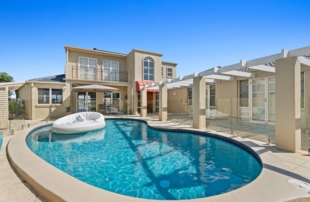 Main River Mansion 5 bed + pool